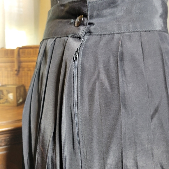VINTAGE STUDIO BLACK SHINY PLEATED MINI SKIRT - Picture 3 of 7